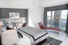 Apartment in Dubai - Waterfront suite at iconic tower