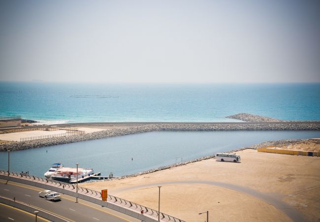 Apartment in Dubai - Spacious 3br property on the water