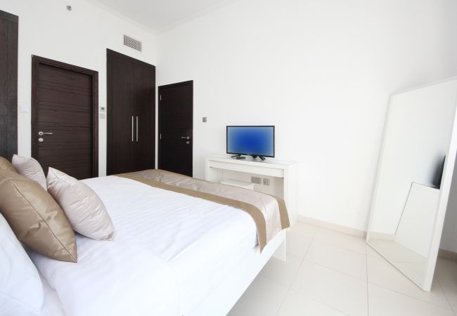 Apartment in Dubai - Cayan Tower Holiday Rental with Amazing Views