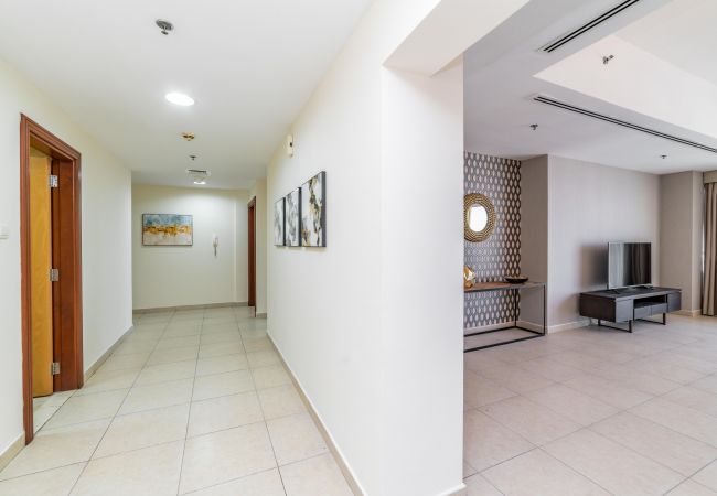 Apartment in Dubai - Large 3 Bedroom Apt. in MBK Tower, Sheikh Zayed road