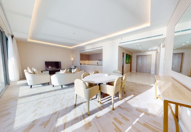 Apartment in Dubai - Magnificent 2BR+maids Apt. in Palm Tower with Skyline View