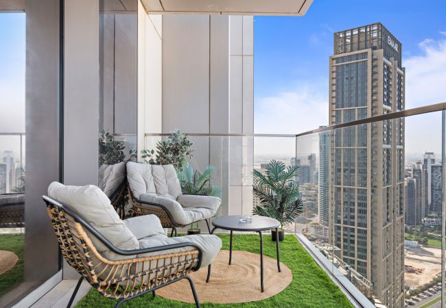 Apartment in Dubai - A Slice of Luxury: 3-Bedroom Bliss in Downtown, Burj Khalifa in Sight
